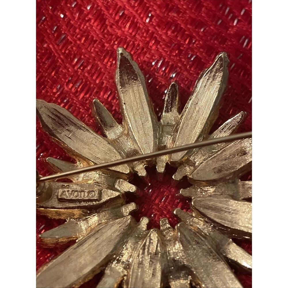 Vintage 70s AVON Gold Tone Textured  Flower Star / Sun Burst Brooch Pin Signed